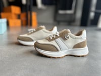 "شوز نسائي رياضي بتصميم عصري - مناسب للأناقة والحر...