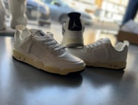 شوز جوردن لون ابيض سكري