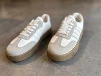 حذاء رياضي نسائي ورجالي