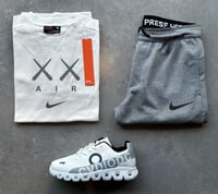 تيشيرت ابيض+ بنطلون رمادي