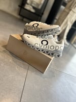 حذاء ON ابيض رجالي