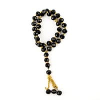 توزيعات عود ومسك مع سبحة فاخرة – كريستال أسود