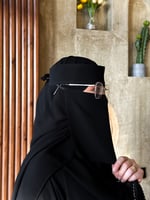 نقاب وسط مايل