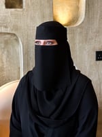 نقاب وسط مايل