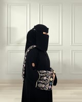 عباية مطرزة لمعان