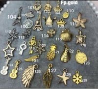 بروش مطلي ذهب بالاسم مع اختيار فصين تغيير