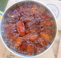 تنكة دائرية تمر صفري بيشة 1.5 كيلو حبة وسط لون أحم...