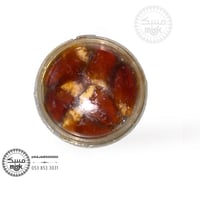 تمر صقعي له مزيج من اللونين الأحمر والأصفر قوامه إ...