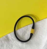 عرض سوار رابل مطاط وسطه حجر الكهرمان