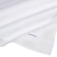 عرض حصري بكج شماغين جيفنشي بسعر شماغ واحد