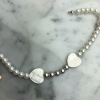 تعليقه لولو ابيض وفضي وقلب صدف