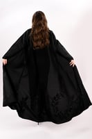 عباية كريب بتطريز أسود