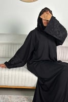 عباية بلاك بيري بتطريز أسود على الاكمام