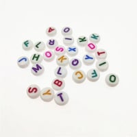 خرز حروف مدور أبيض كتابة ملون 6mm