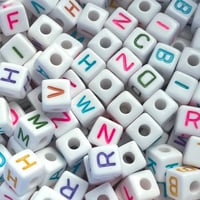 حروف بلاستيك مكعب أبيض كتابة ملون 100 قطعه مشكله م...