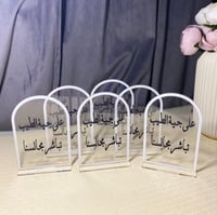 استاند اكريليك شفاف بقاعدة تفصيل وطباعة حسب الطلب