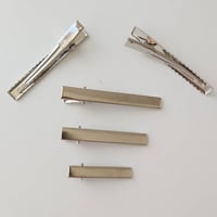 مشابك شعر ساده فضي وذهبي 50 حبه