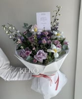 شوكلت هانوفريان مع بااقة ديليفينيوم