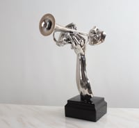 مجسم حامل الة البوق باللون الفضي