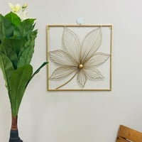 لوحة زهرة حديد باطار ذهبي رائعة