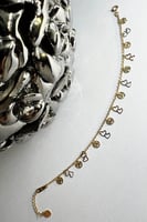 سوار ذهب مزين بقلوب عيار 18 قيراط