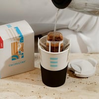 كوب قهوة باللون الأبيض والأسود حجم 12oz