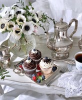 طاولة خدمة فانتج بتصميم جميل ، اللون كريمي