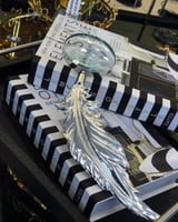 ديكور عدسة مكبره ريشة فضي