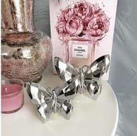 تحفة فراشة لون فضي