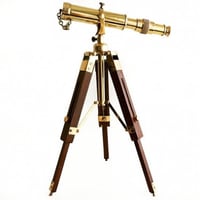 تلسكوب نحاسي عتيق على حامل ثلاثي القوائم