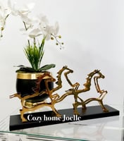 فازة الخيول لون ذهبي