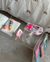 طاولة مدرسيه ، اكريلك بسماكة عالية جدا ، تضفي جمال...