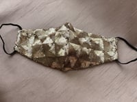 كمامة لامعة من اللون البرونزي