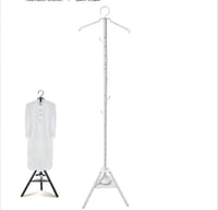 علاقة مع مبخرة ملابس بني