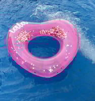 سباحة لون وردي