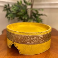 ستاند خشب مزين بحروف كبيرة..