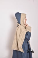 فروه كحلي مع وشاح بيج وقبعه