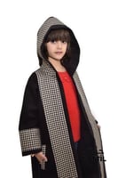 فروة اطفال أسود نمط شانيل