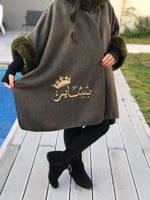 شال نسائي جوخ رمادي غامق أطراف فرو زيتي