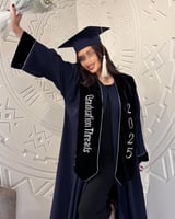 عباية تخرج موديل كلاسيك لون كحلي وأسود