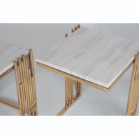 طاولات خدمة 3 قطع ستيل ذهبي اللون بسطح رخام