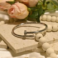 اسوارة مسمار فضي فصوص C