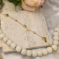 اسوارة F ذهبي