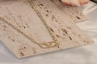 سلسال V ذهبي