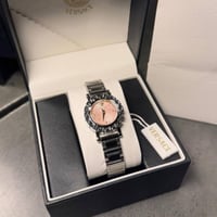 ساعة V وردية