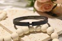 اسوارة H سوداء