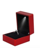 علبة خواتم باضاءة LED - صندوق مجوهرات انيق لتقديم...