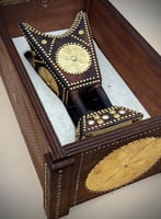 مدخنة وصندوق سرحه