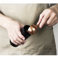 ملعقة بن من النحاس ومقبض من الخشب سعة 10 جرام