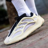 شوز ييزي ٧٠٠ - Yeezi 700